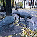 Скульптура писающая собака