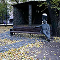 Скульптура - мужчина на скамейке