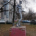 Скульптура - Спортсмен с эстафетной палочкой