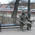 The sculpture of the newspaper reader From hand to hand
