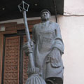 Памятник Лужков-дворник